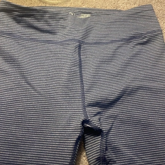 EUC Under Armour Women's HeatGear Armour Hi-Rise Capri Leggings Size Medium - Picture 3 of 7